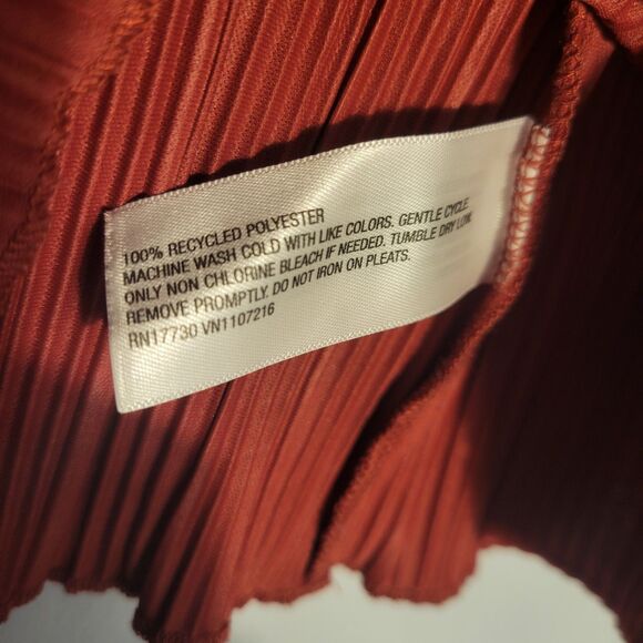 Isabel Maternity by ingrid isabel Empire Waist Burgundy Accordion V Neck Small - Picture 4 of 4